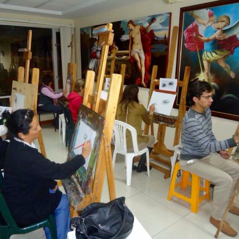 Estudiantes dibujando frente a sus caballetes en la escuela
